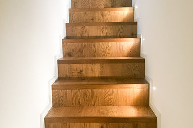 Esempio di una piccola scala a "L" minimalista con pedata in legno e alzata in legno