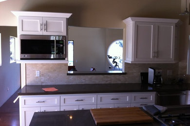 Kitchen - contemporary kitchen idea in Los Angeles