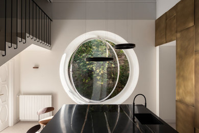 Ispirazione per un'ampia cucina design con lavello sottopiano, ante lisce, ante in legno scuro, top in marmo, pavimento beige e top nero