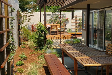Inspiration for a mid-sized asian partial sun side yard mulch formal garden in San Francisco.