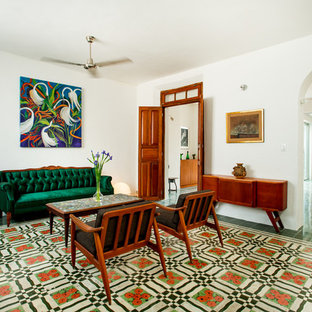 Mediterranes Wohnzimmer mit weißer Wandfarbe und grünem Boden in Mexiko Stadt