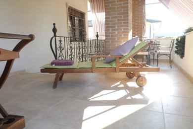 Foto di una terrazza minimal di medie dimensioni con un tetto a sbalzo