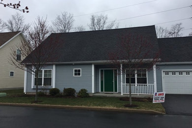 Example of a classic blue one-story vinyl house exterior design in Bridgeport with a shingle roof