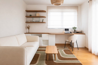 Inspiration pour un bureau nordique de taille moyenne avec un mur blanc, un sol en bois brun, un bureau intégré, un sol marron et du papier peint.