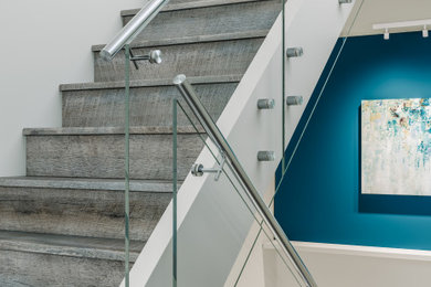 Ejemplo de escalera moderna con barandilla de varios materiales