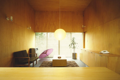 Ejemplo de salón abierto y beige minimalista de tamaño medio con paredes beige, moqueta, suelo gris, madera y madera