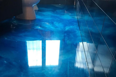 Immagine di una piccola stanza da bagno con doccia mediterranea con ante lisce, ante nere, piastrelle blu e pavimento blu