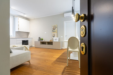 Foto di un soggiorno moderno aperto con parquet chiaro