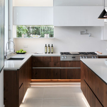 Sophisticated High Gloss with a natural touch of Walnut