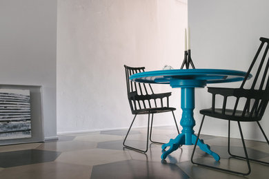 Immagine di una piccola sala da pranzo aperta verso il soggiorno minimal con pareti bianche