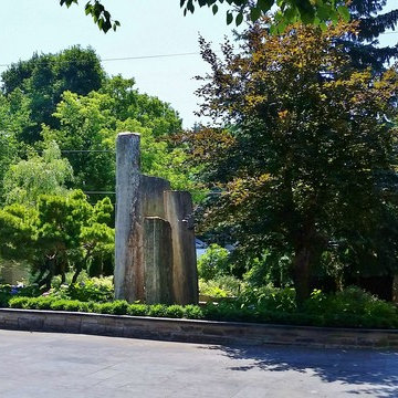 CIRCULAR DRIVEWAY ISLAND OASIS. THORNHILL