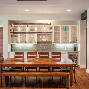 オクラホマシティのトランジショナルスタイルのLDKの画像 (グレーの壁)