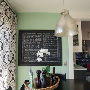 Inspiration för en liten vintage separat matplats, med gröna väggar, målat trägolv och grönt golv