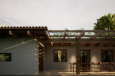 Diseño de galería mediterránea grande con suelo de baldosas de terracota y suelo beige