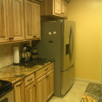 Burns kitchen - Hickory Natural - Orinoco Granite