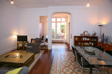 Ejemplo de salón abierto y beige y blanco tropical de tamaño medio con paredes blancas, suelo de baldosas de cerámica, televisor en una esquina, suelo marrón y casetón