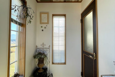 他の地域にあるおしゃれな玄関 (白い壁、茶色いドア、茶色い床、クロスの天井、壁紙) の写真