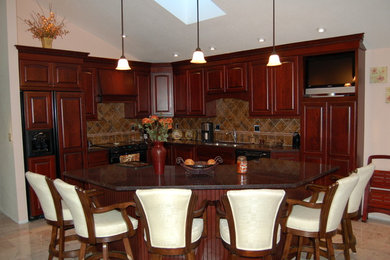 Kitchen - traditional kitchen idea in New York