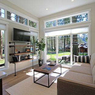 Foto di un piccolo soggiorno american style aperto con pareti grigie, pavimento in vinile, nessun camino e TV a parete