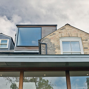 ケンブリッジシャーのミッドセンチュリースタイルのおしゃれな家の外観 (混合材サイディング、ベージュの外壁、切妻屋根、タウンハウス、混合材屋根) の写真