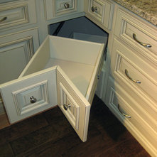 Traditional  by Lily Ann Cabinets