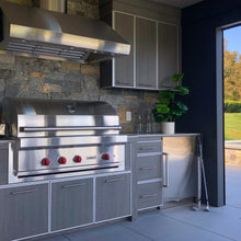 Outdoor dining/ kitchen