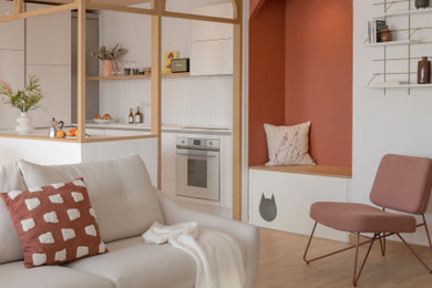 Mittelgroßes, Offenes Modernes Wohnzimmer mit Tapetenwänden in Lyon