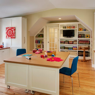 Неиссякаемый источник вдохновения для домашнего уюта: огромный кабинет в стиле современная классика с местом для рукоделия, зелеными стенами, паркетным полом среднего тона, отдельно стоящим рабочим столом и желтым полом