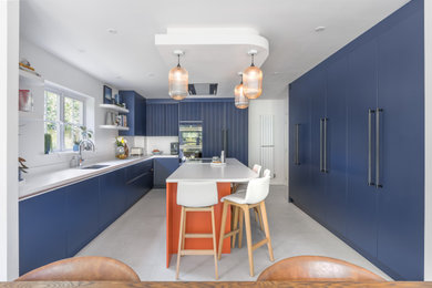 Esempio di una cucina design di medie dimensioni con lavello sottopiano, ante lisce, ante blu, top in quarzite, elettrodomestici in acciaio inossidabile, pavimento in gres porcellanato, pavimento bianco, top bianco e soffitto ribassato