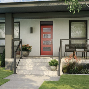 Idéer för en eklektisk ingång och ytterdörr, med grå väggar, betonggolv, en enkeldörr, en röd dörr och grått golv
