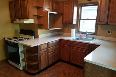 kitchen cabinets before in Lakewood, Ohio