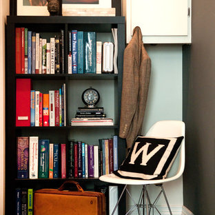 Bild på en liten eklektisk foajé, med grå väggar, mörkt trägolv, en enkeldörr och mellanmörk trädörr