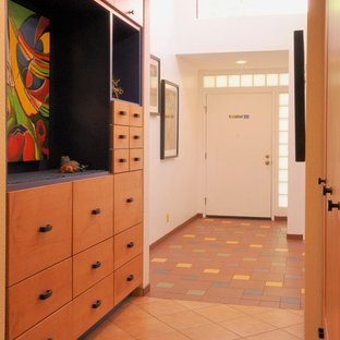 Inspiration pour une entrée bohème avec un vestiaire, une porte simple et une porte blanche.