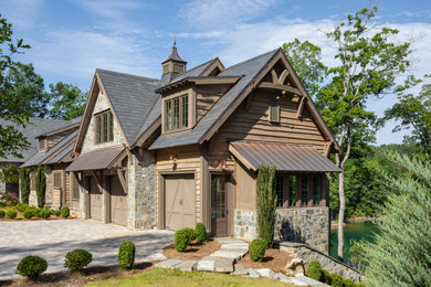 Imagen de fachada de casa de estilo americano de dos plantas con tejado a dos aguas
