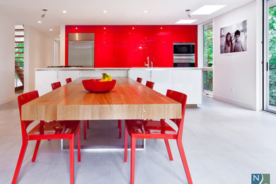 Foto de cocina comedor minimalista con armarios con paneles lisos y puertas de armario rojas