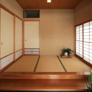 他の地域の和風のおしゃれな玄関ロビー (茶色い壁、畳、茶色い床) の写真