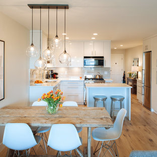 バンクーバーの小さいビーチスタイルのLDKの画像 (白い壁、淡色無垢フローリング)