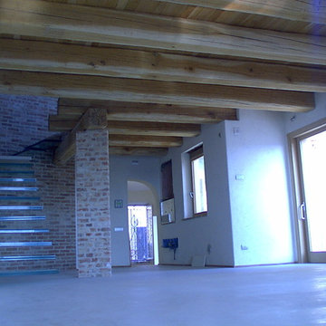 PAVIMENTO IN RESINA SCALA IN VETRO E SOLAIO IN LEGNO E COTTO