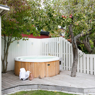 Kleiner Klassischer Pool hinter dem Haus in runder Form mit Dielen in Malmö