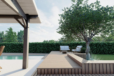 Modelo de piscina mediterránea grande rectangular en patio trasero con entablado
