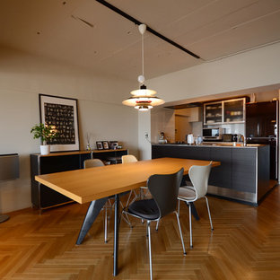 神戸のインダストリアルスタイルのLDKの画像 (白い壁、無垢フローリング、茶色い床)