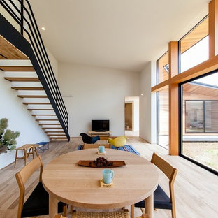 Свежая идея для дизайна: большая гостиная-столовая в современном стиле с фиолетовыми стенами, светлым паркетным полом и бежевым полом - отличное фото интерьера