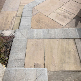 Große Klassische Gartenkamin hinter dem Haus mit direkter Sonneneinstrahlung und Betonplatten in Kolumbus