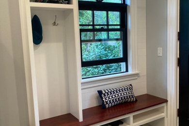 Example of an arts and crafts entryway design in Cedar Rapids