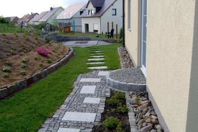 Mittelgroßer Klassischer Gartenweg mit direkter Sonneneinstrahlung und Natursteinplatten in Dresden