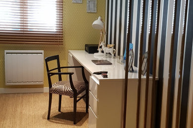 Exemple d'un bureau avec un mur vert, un sol en bois brun, un sol marron et du papier peint.