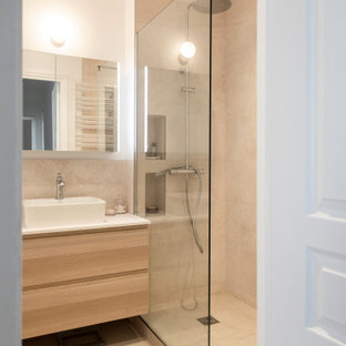 Foto di una piccola stanza da bagno padronale moderna con ante lisce, ante in legno chiaro, doccia a filo pavimento, WC a due pezzi, piastrelle beige, piastrelle in travertino, pareti beige, pavimento in travertino, lavabo a bacinella, top in superficie solida, pavimento beige, doccia aperta e top bianco