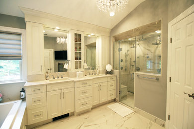 ニューヨークにある高級な広いトラディショナルスタイルのおしゃれな浴室の写真