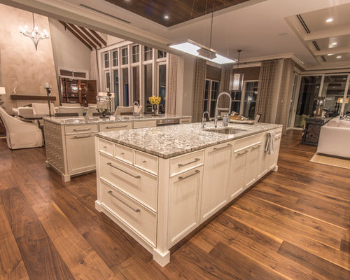 Kolonialstil Küchen mit hellem Holzboden Ideen, Design & Bilder | Houzz