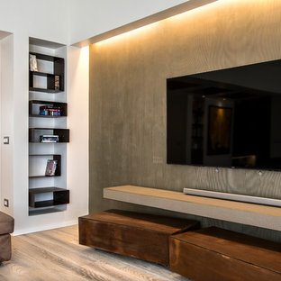 Cette image montre une grande salle de cinéma design ouverte avec un mur marron, un sol en bois peint et un téléviseur encastré.